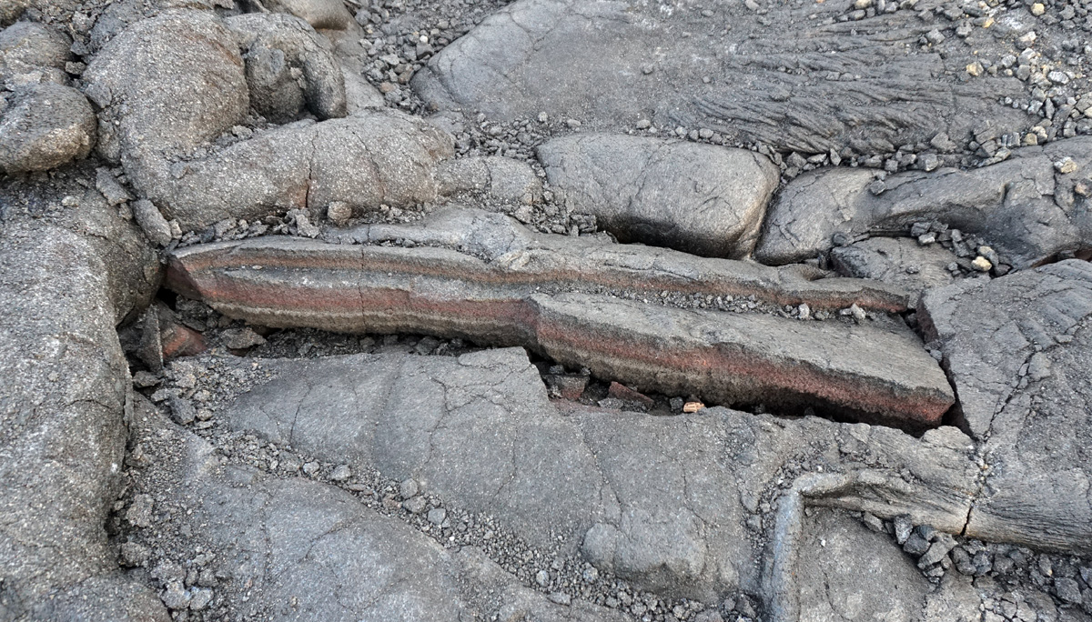 Lava Hike, Unexpected colored layers in recent lava