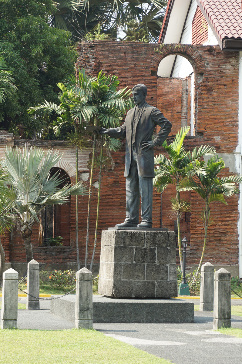 Fort Santiago, Rizal statue