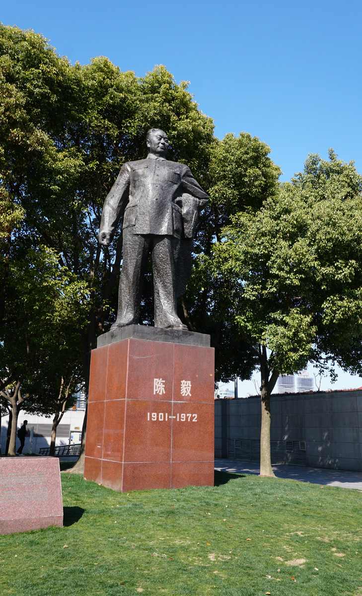 Shanghai, Mao, near the waterfront
