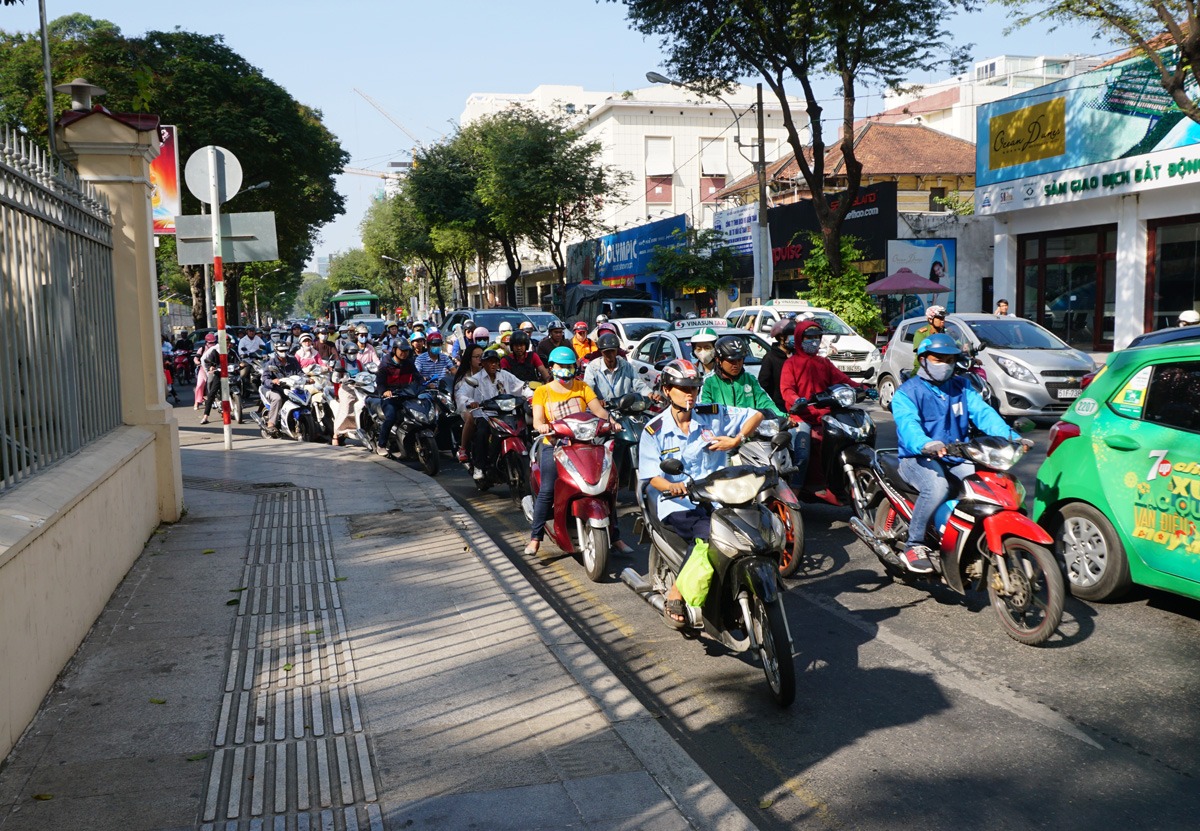 Saigon, Motorcycle Hordes (2)