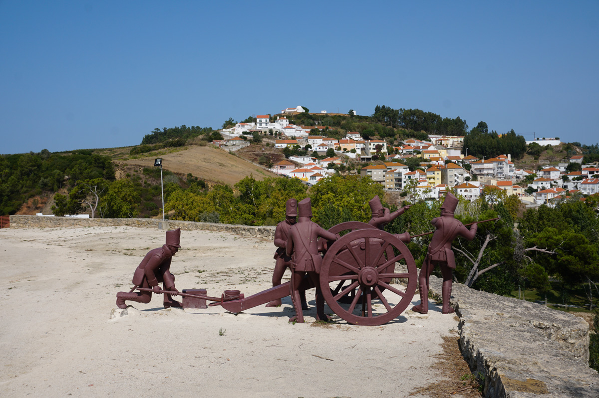 Torres Vedras, Castelo Torres Vedras gunners With Fort S Vicente on the hill in the background