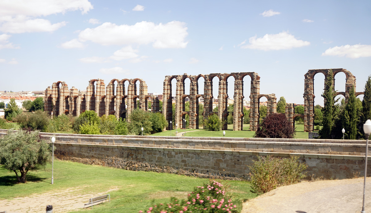 Merida, Roman aqueduct (from train)