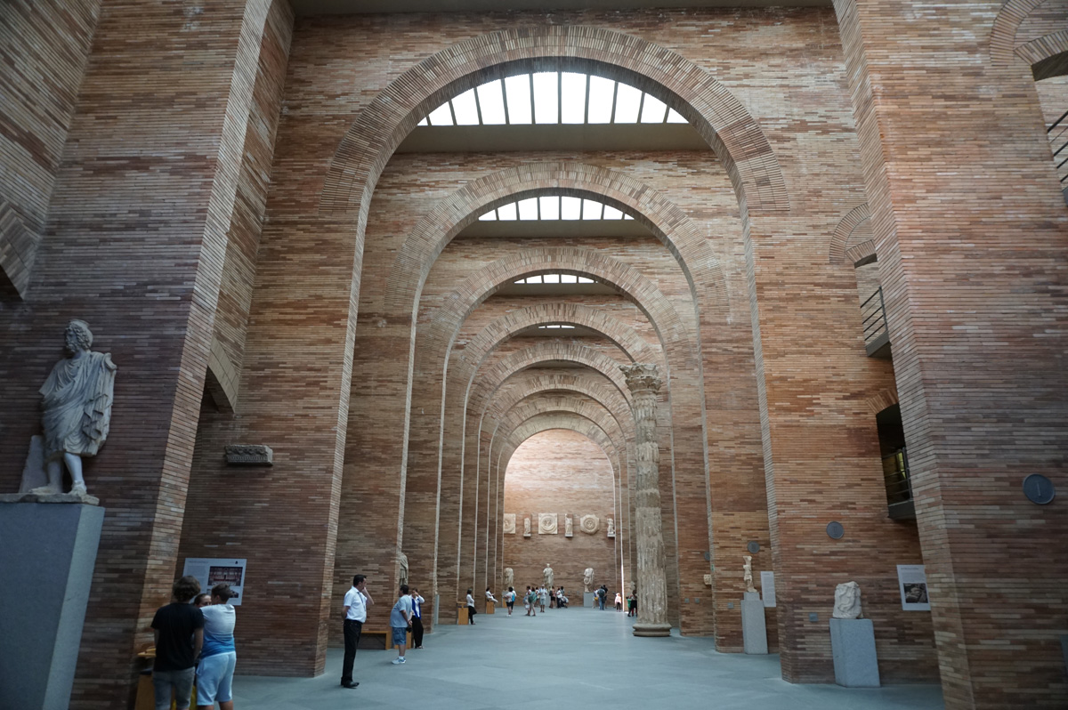 Merida: Museo Nacional de Arte Romano, A very grand modern museum building.