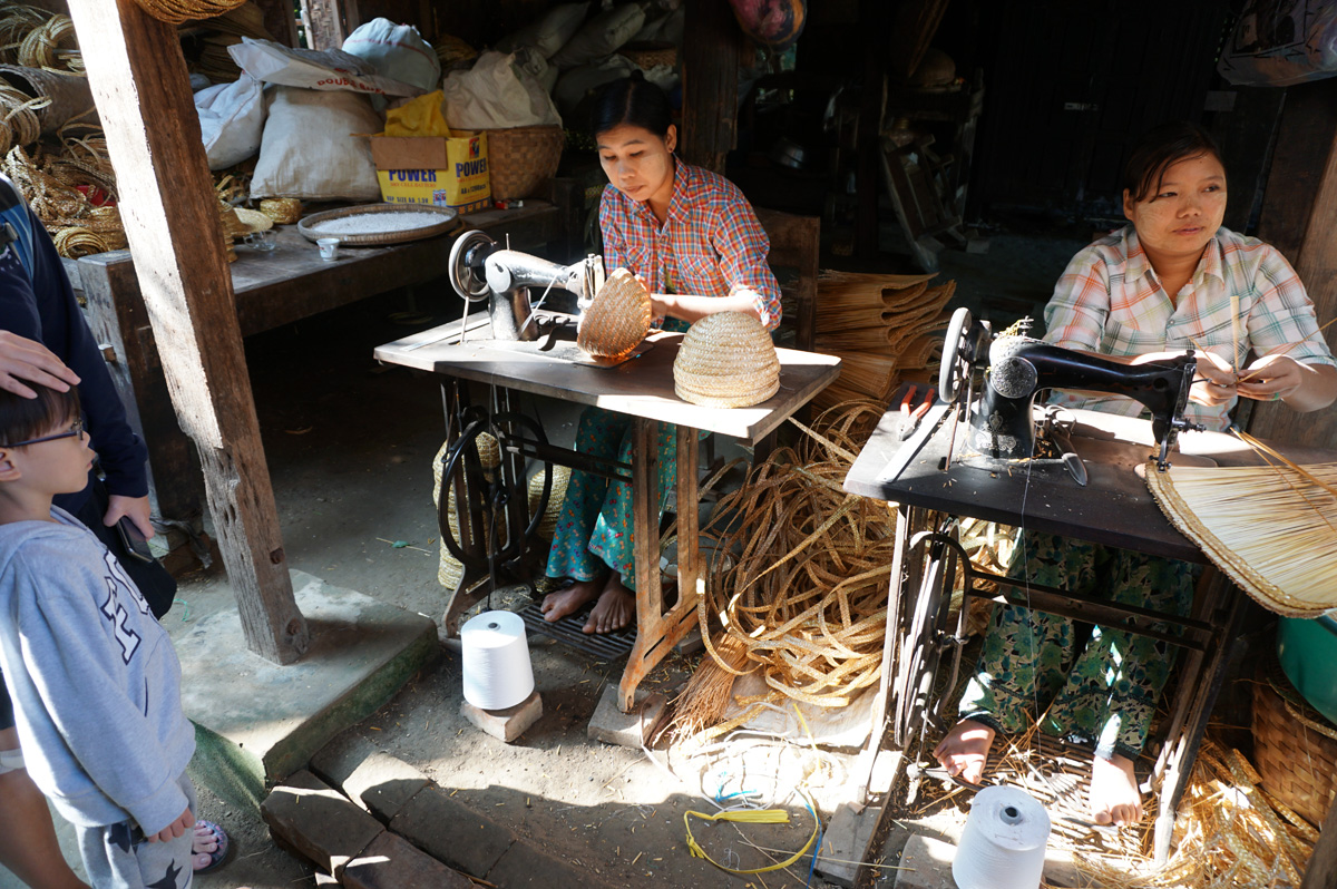 Irawaddy Cruise, Sewing straw strips into hats
