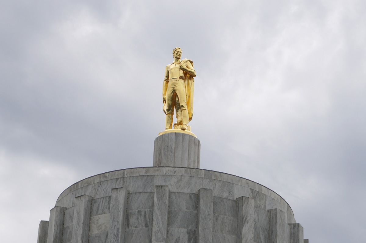 Salem: Oregon State Capitol, Golden Oregon Pioneer