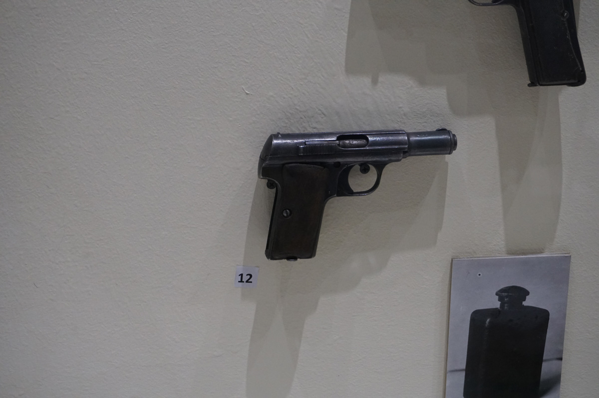 Bosnia: Sarajevo, Sarajevo Museum: The pistol (?)