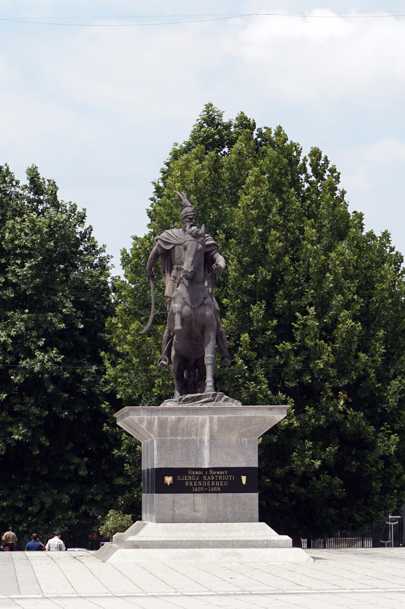 Kosovo: Prishtina, Skanderberg statue