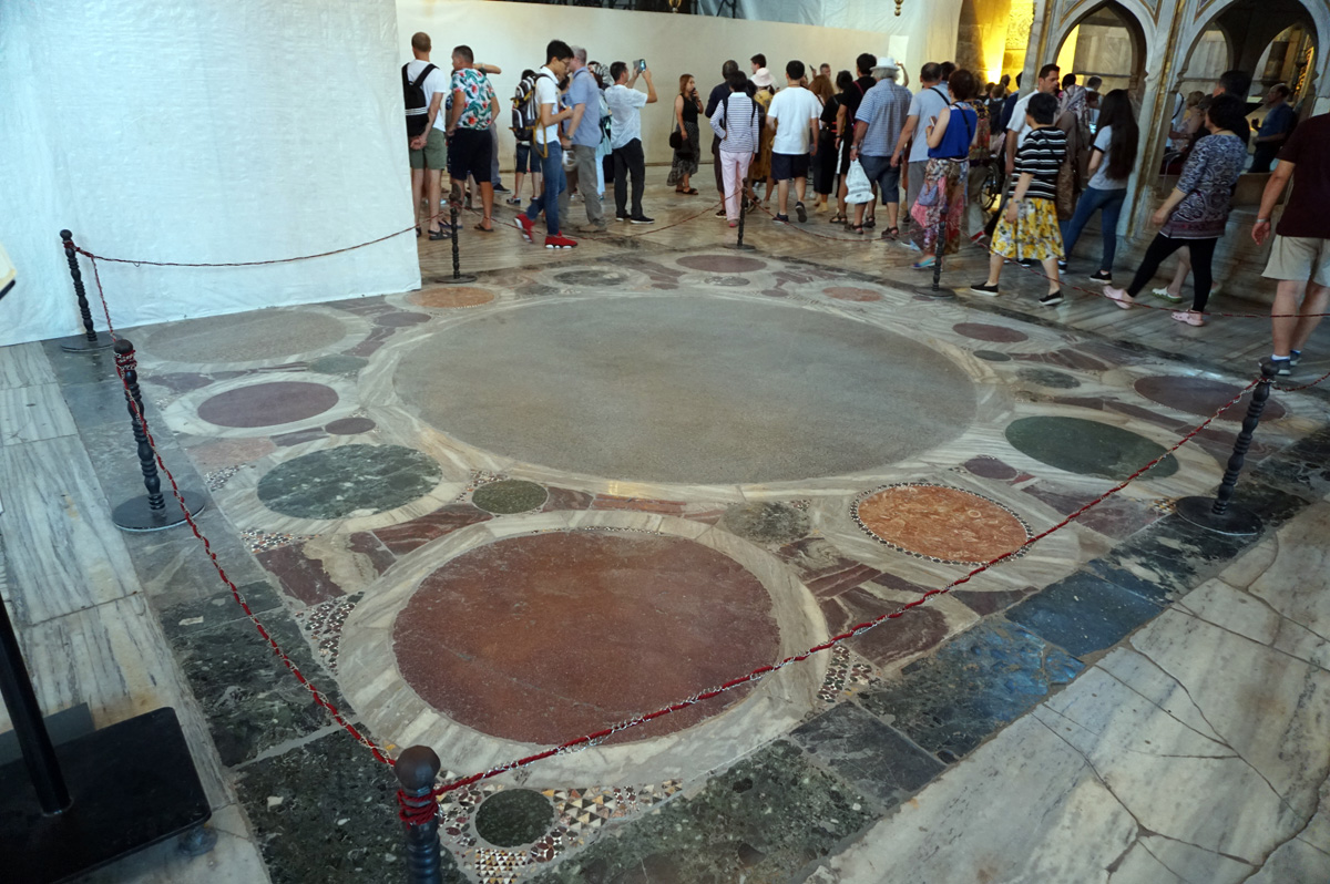 Aya Sofia, Omphalion
