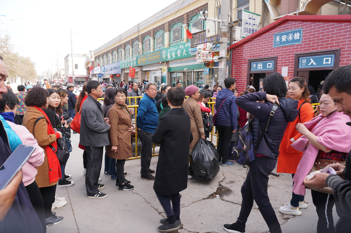 Kashgar"Sunday" Market, Kashgar International Market: Security line