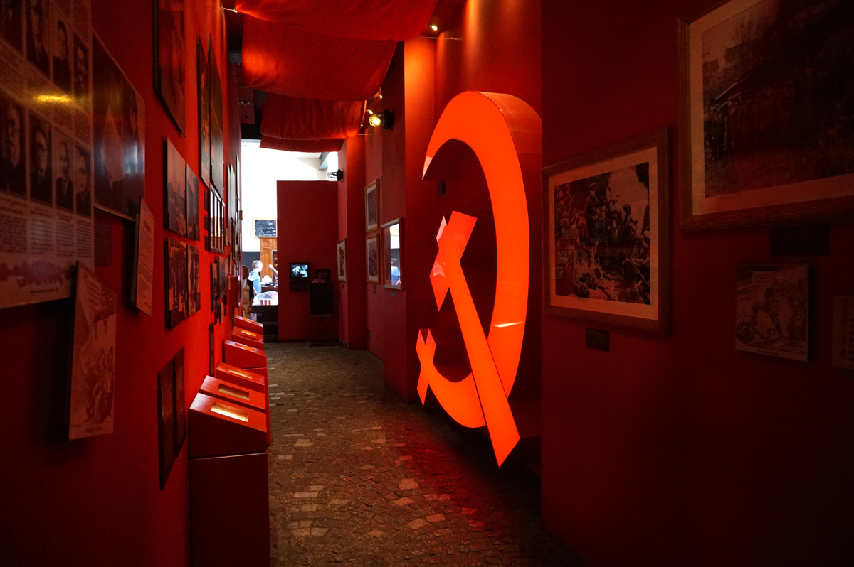 Warsaw, Warsaw Rising Museum: Gloomy Section on Soviets