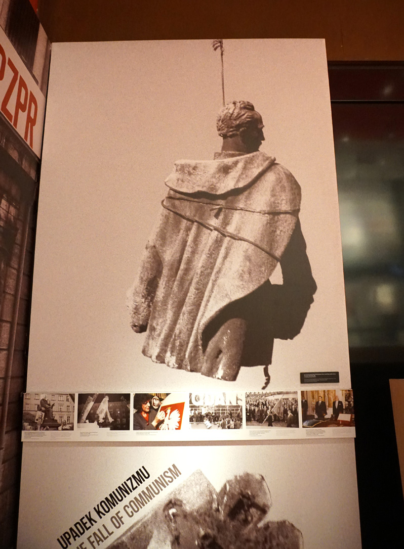 Solidarity Museum + 1970 Strike Monument, Statue of Felix Dzerzhinsky being demolished