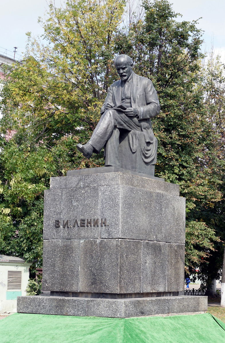 Yaroslavl, Lenin, reading a notebook
