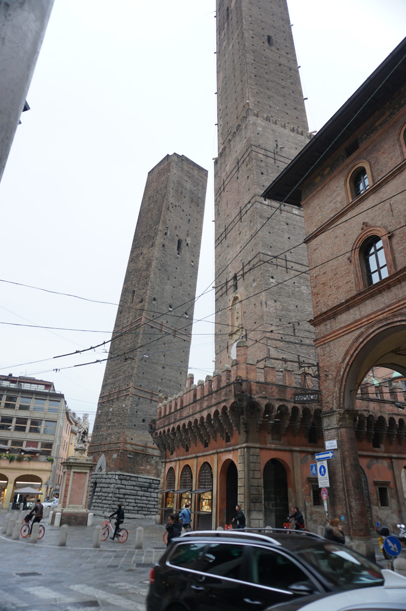 Bologna, The Two Towers Garisenda (leaming),  Asinelli (straight)