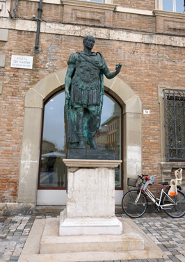 Mordern bronze of Caesar, Rimini, Italy++ January 2019