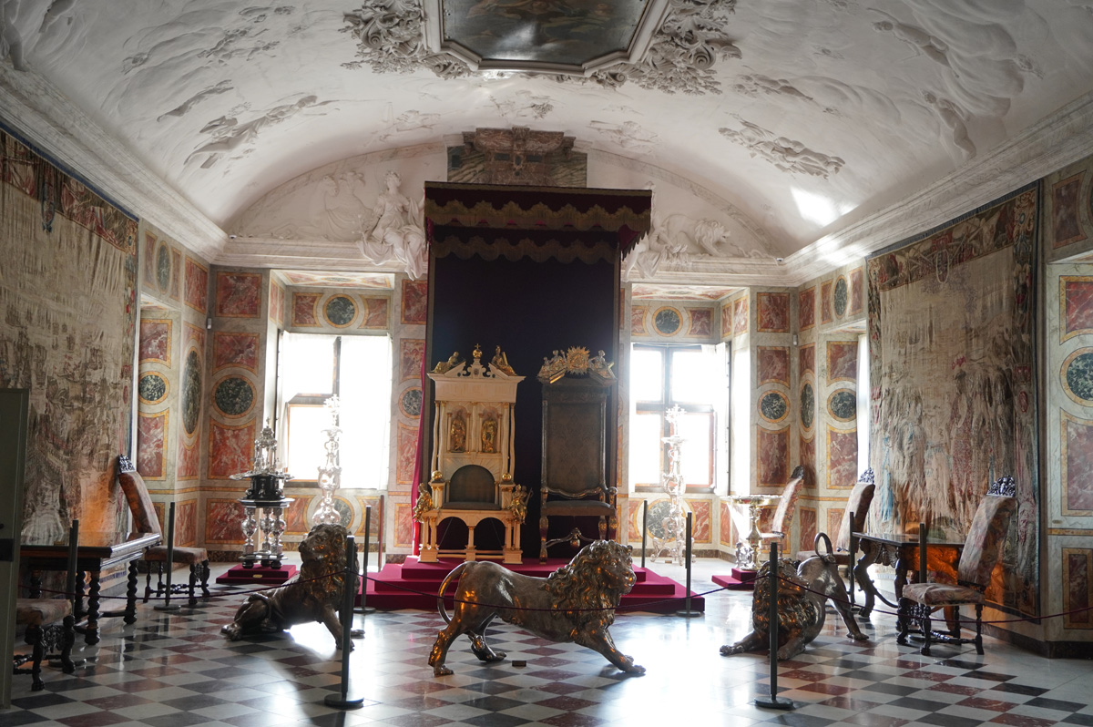 Rosenborg Slot, Thrones and guardian lions