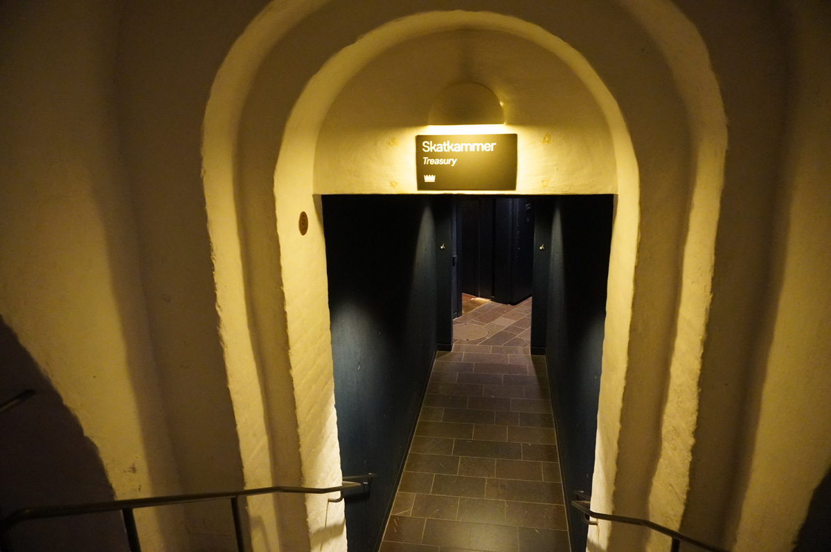 Rosenborg Slot, Down into the treasury...