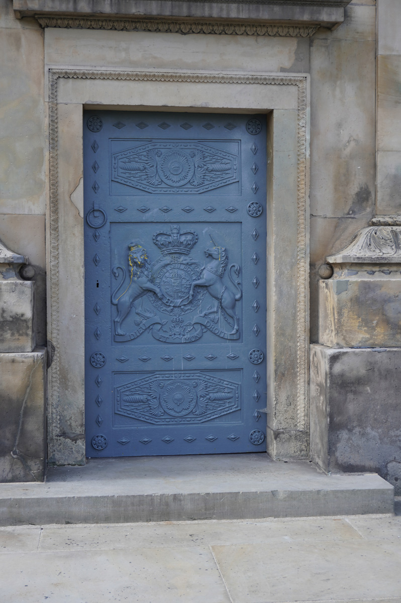 Hanover, Waterloo Memorial: Royal arms