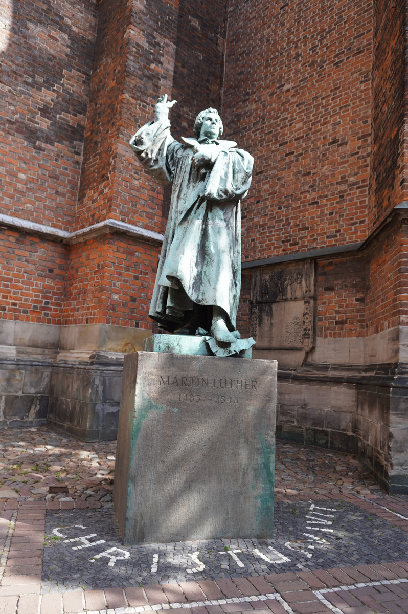 Hanover, Luther outside Marktkirche