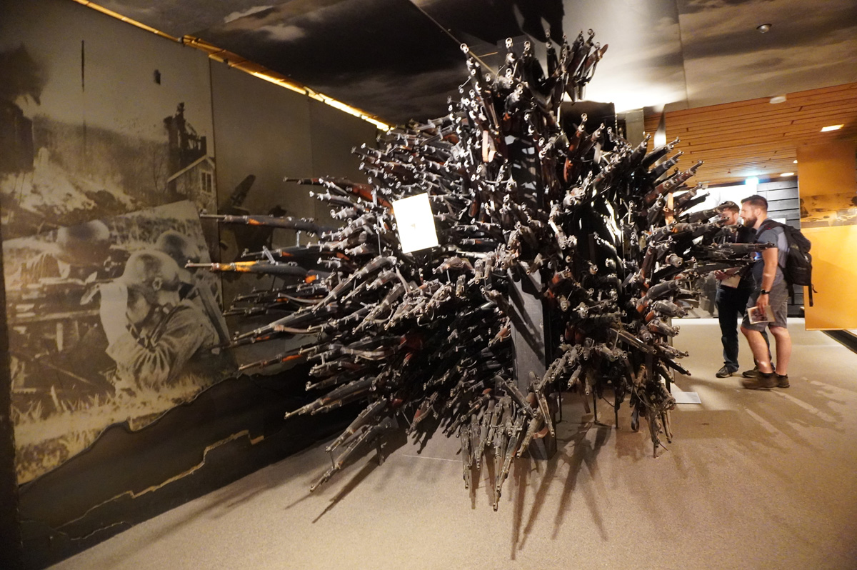 Oslo: Akerhus Festning, Rifles in Swastika (?) pattern