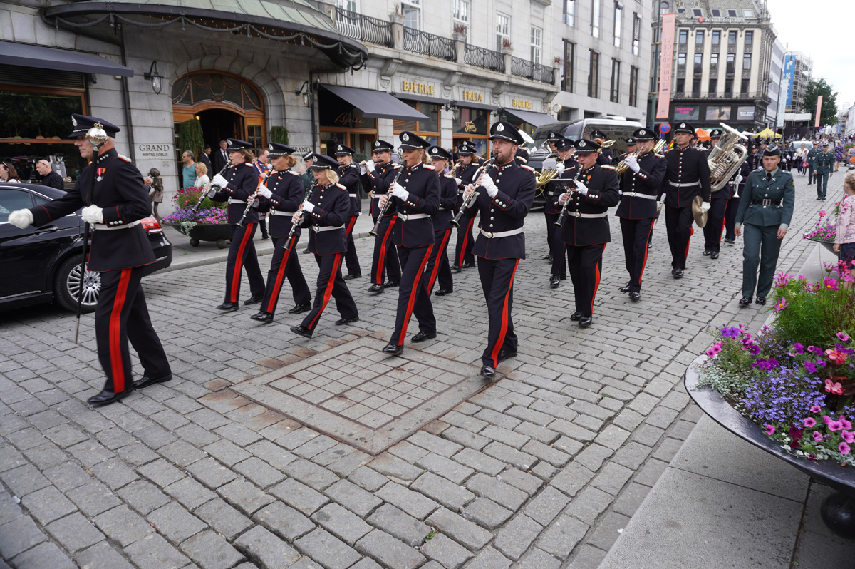 Around Oslo, Band marching to Palace