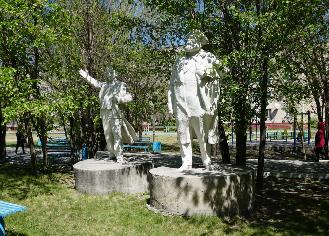 Avenue of the Lenins, A Lenin and a Marx