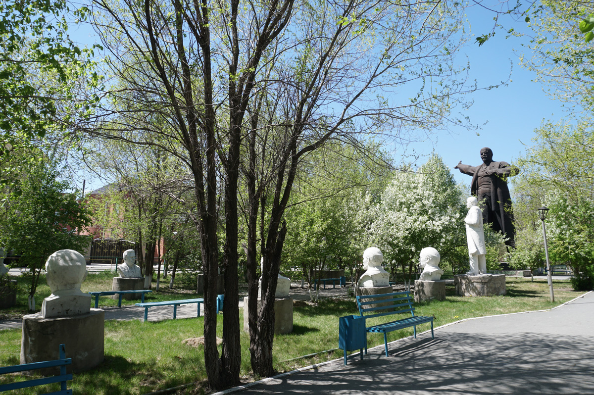Avenue of the Lenins, And a distant Giant