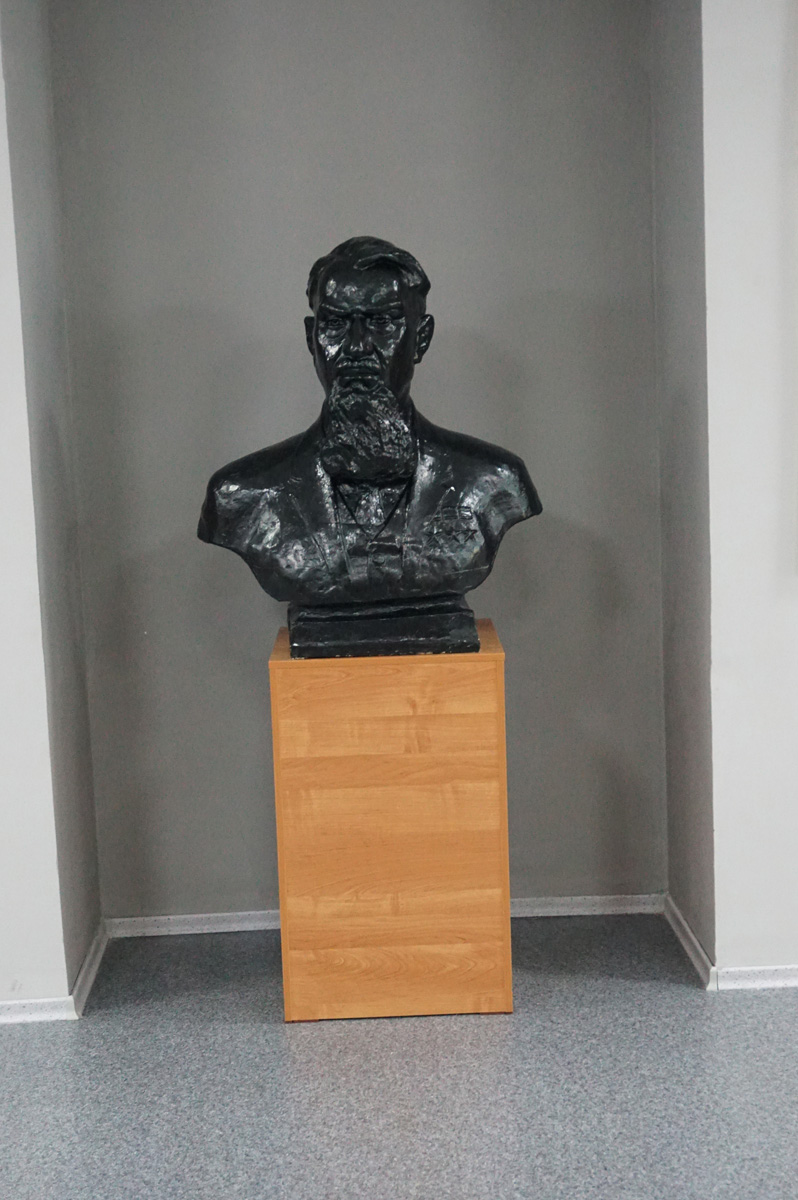 Test Center Museum, Mandatory Kurchatov bust