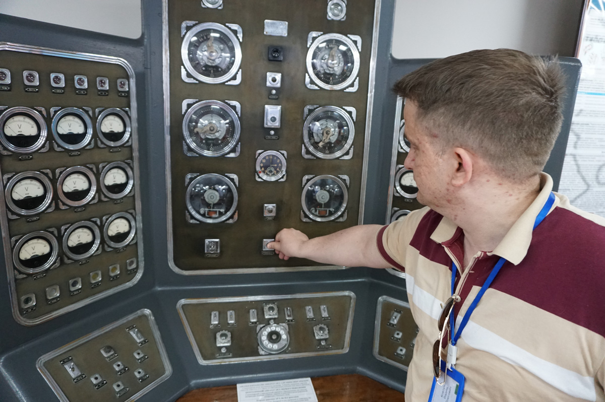 Test Center Museum, Guide demonstrating control panel