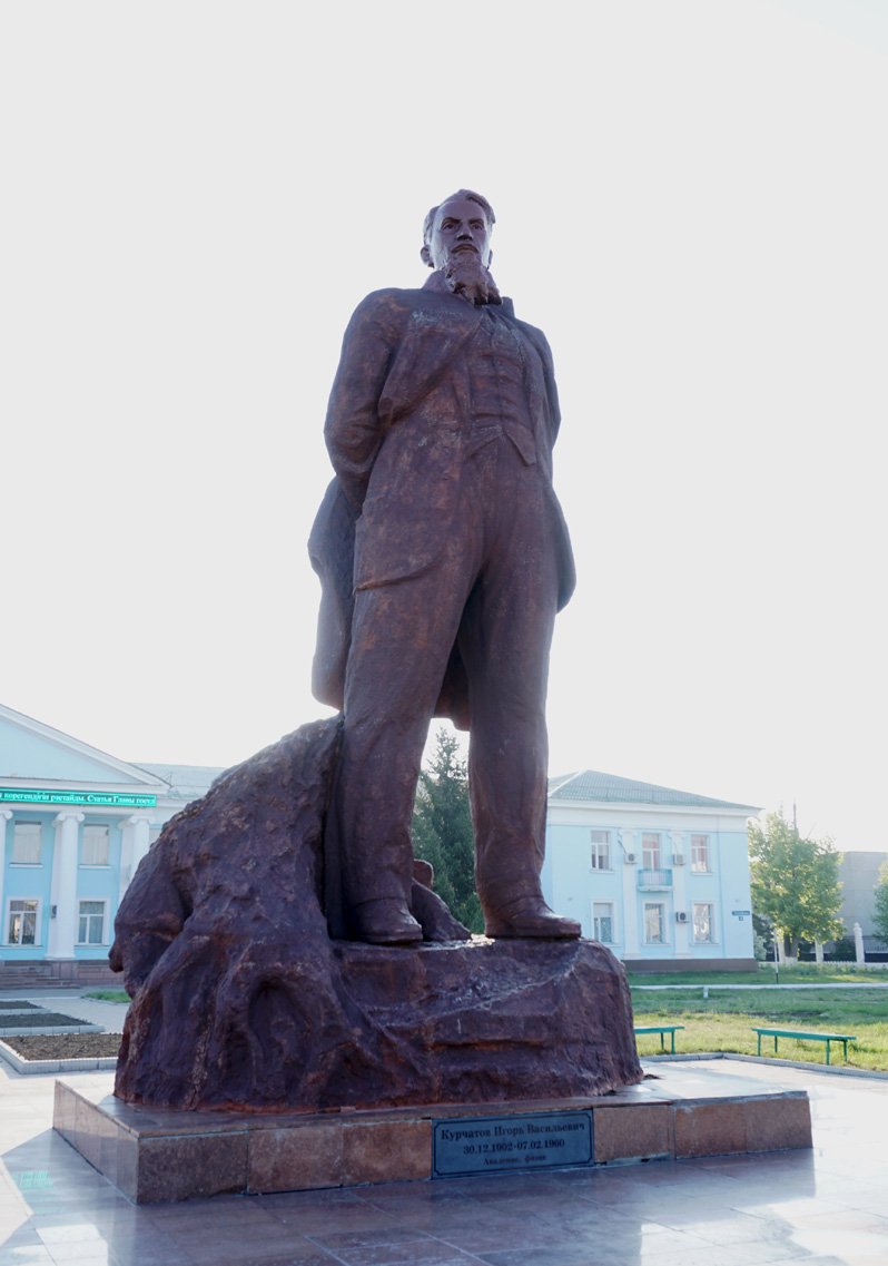 Around Kurchatov, Kurchatov statue