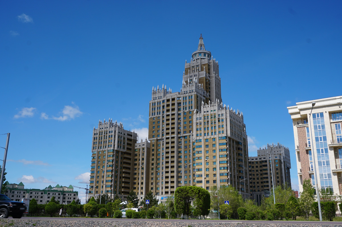 Nur-Sultan, Stalinist-style mall & office building (?)