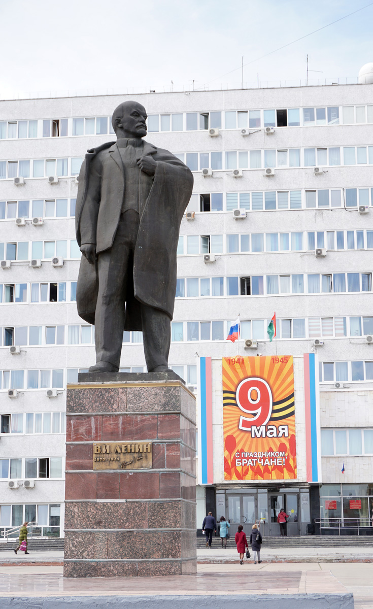 Around Bratsk, Bratsk Lenin.  Waiting for Victory Day