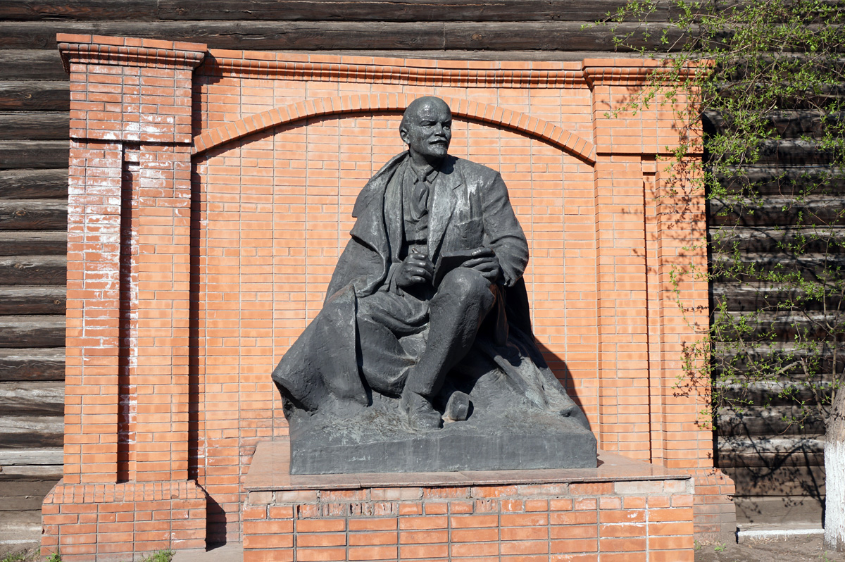 Krasnoyarsk, Seated, studious Lenin