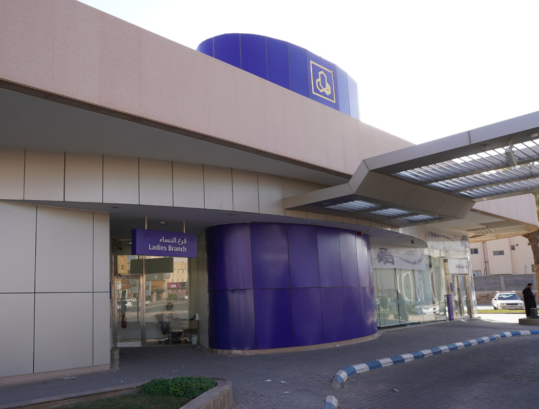 Riyadh to Buraidah, Bank "Ladies Branch"