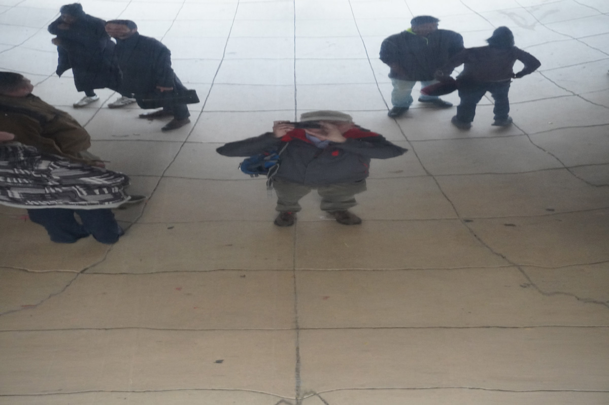 Chicago, Cloud Gate interior shot: Who is this guy?