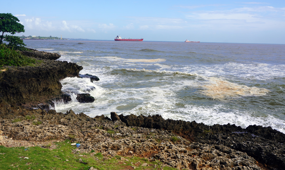 Santo Domingo (Dominican Republic), Grey, frothy and polluted coastline