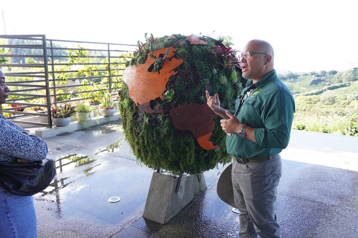 Costa Rica: Hacienda Alsacia, Tour guide + plant globe
