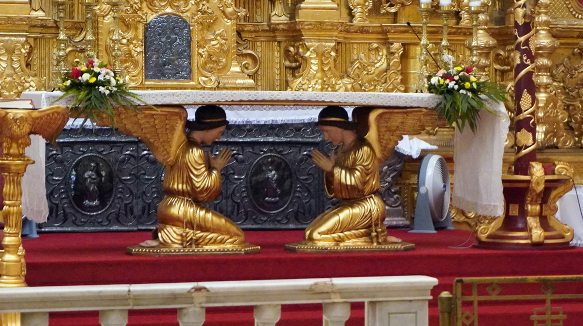 Honduras: Tegucigalpa, Cathedral: Angels propping up altar