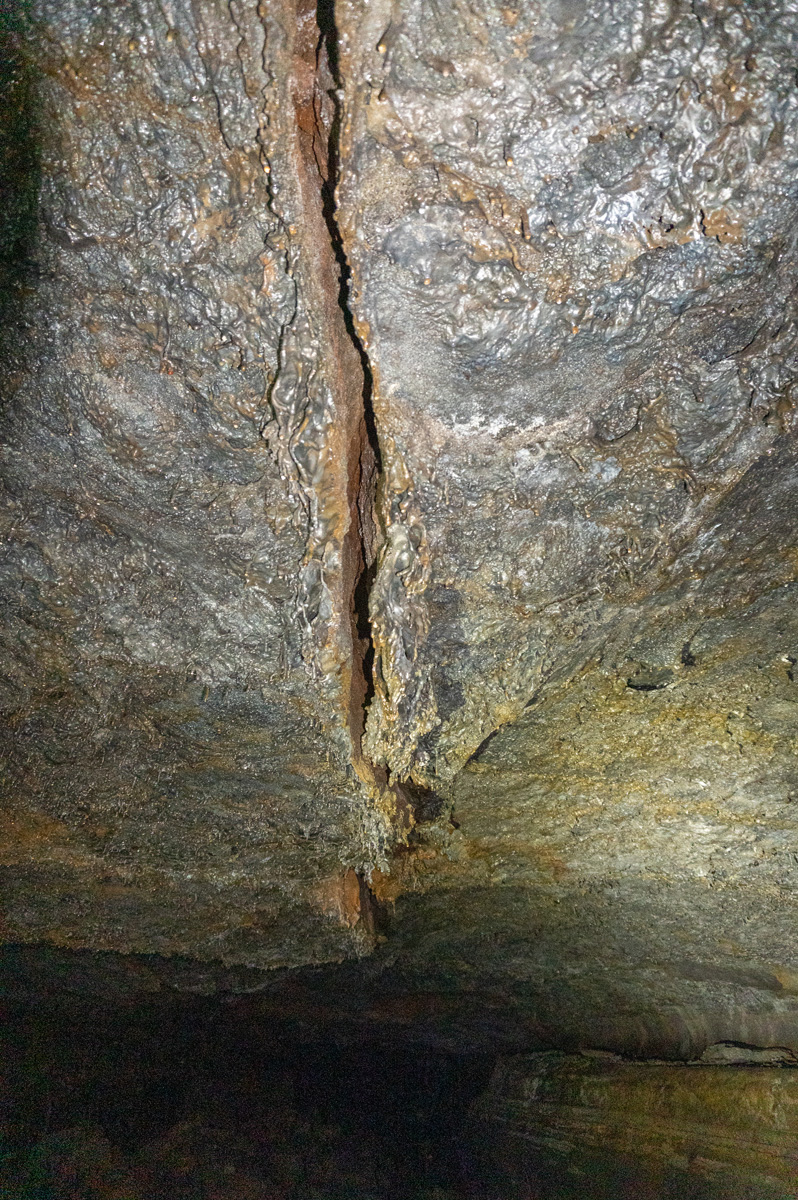 Leiðarendi Lava Tubes, Ceiling crack