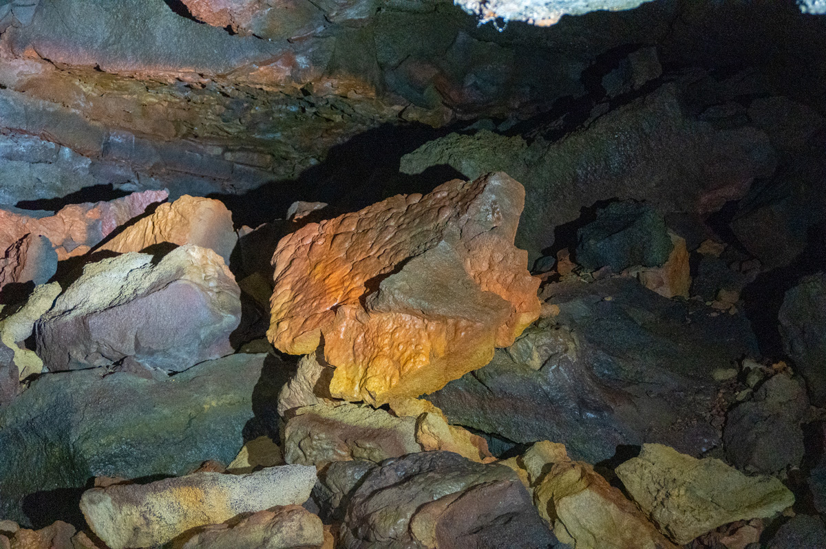 Leiðarendi Lava Tubes, Variegated fallen rock