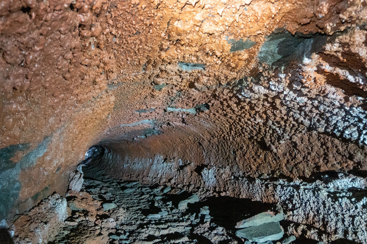 Leiðarendi Lava Tubes, Very orange section, near exit