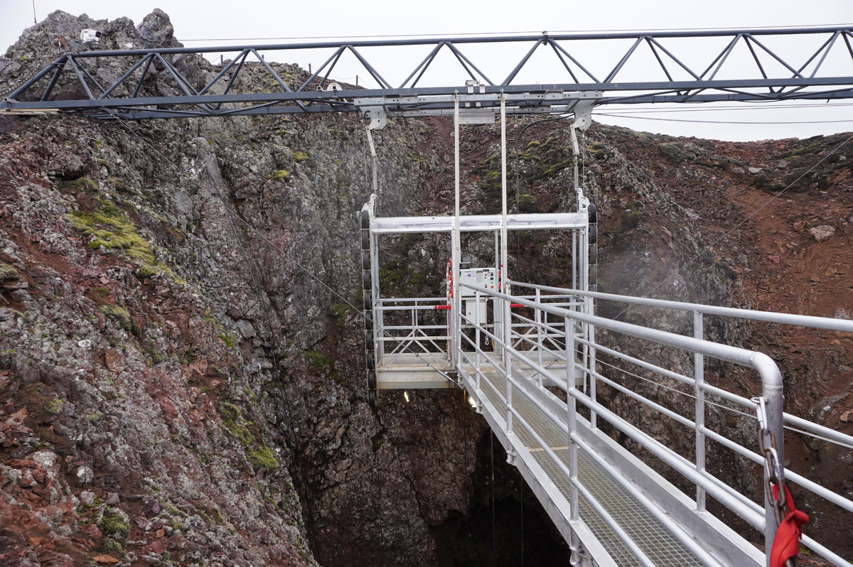 Þríhnúkagígur - Inside the Volcano, The elevator (A converted highrise window washer.)