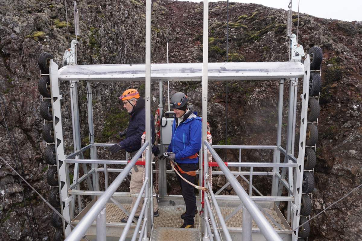 Þríhnúkagígur - Inside the Volcano, We are carefully safety-lined over