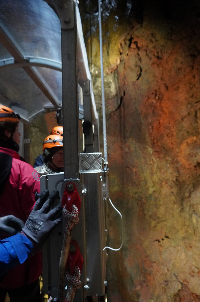 Þríhnúkagígur - Inside the Volcano, The entry slot is tight.