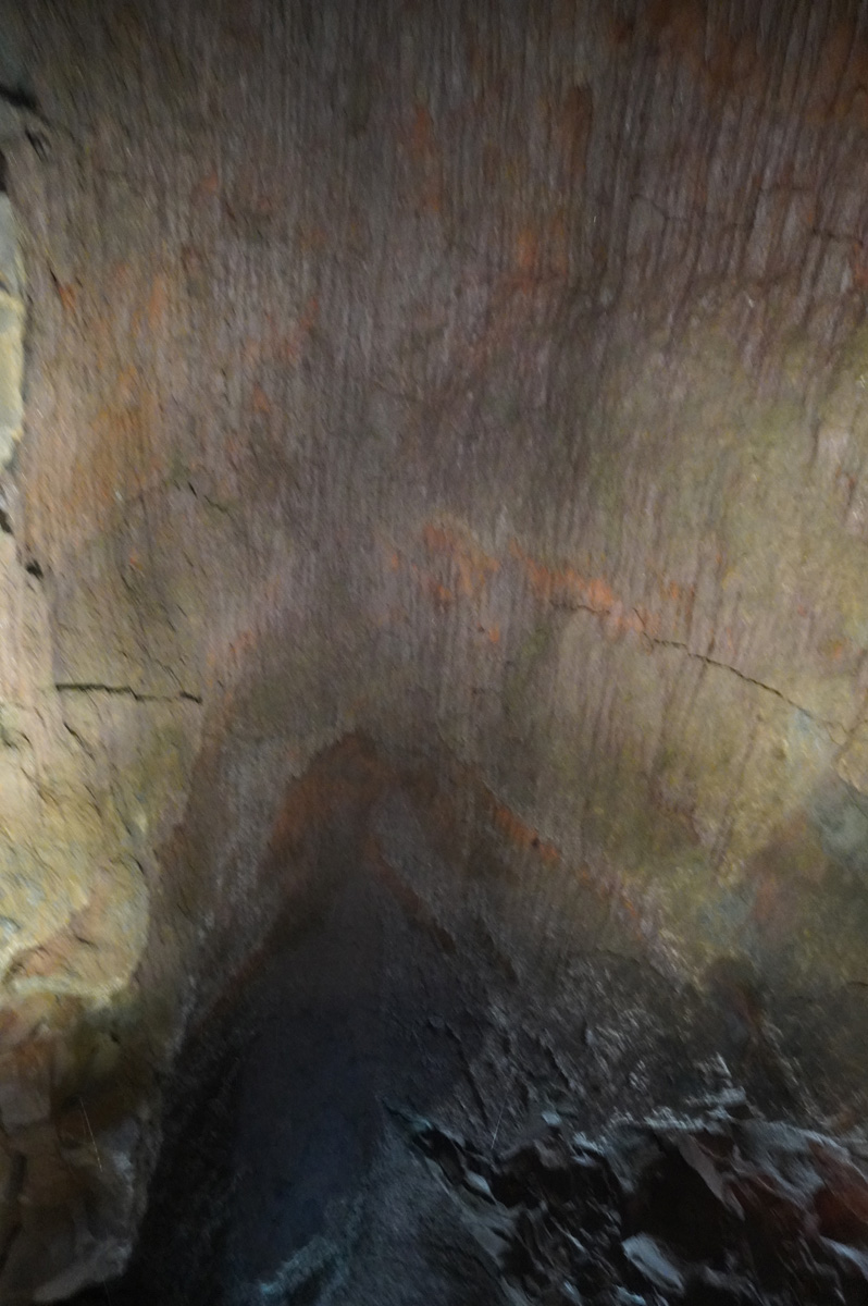 Þríhnúkagígur - Inside the Volcano, Slot wall.