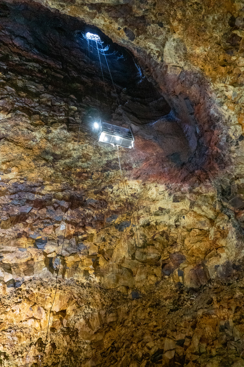 Þríhnúkagígur - Inside the Volcano, The lift returns up the narrow slot