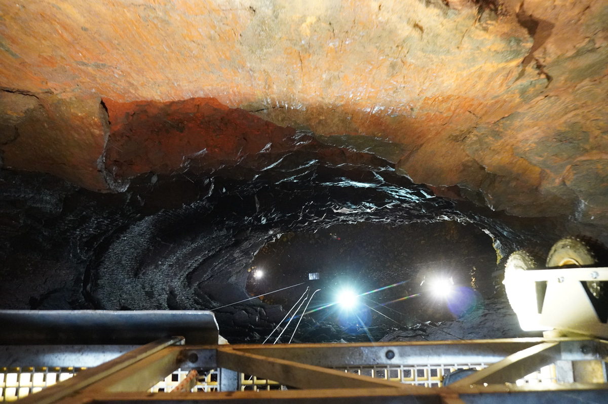 Þríhnúkagígur - Inside the Volcano, Looking down through the narrows...