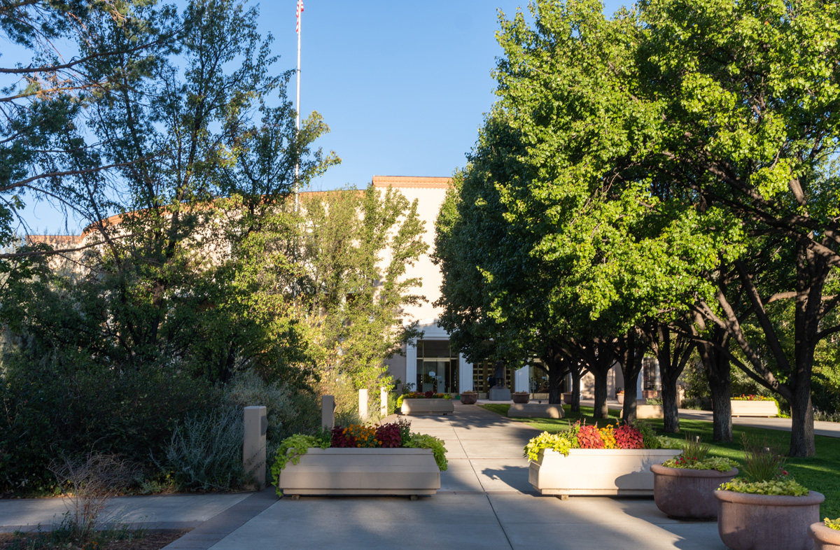 New Mexico State Capitol, Discreet, tree-shielded State Capitol
