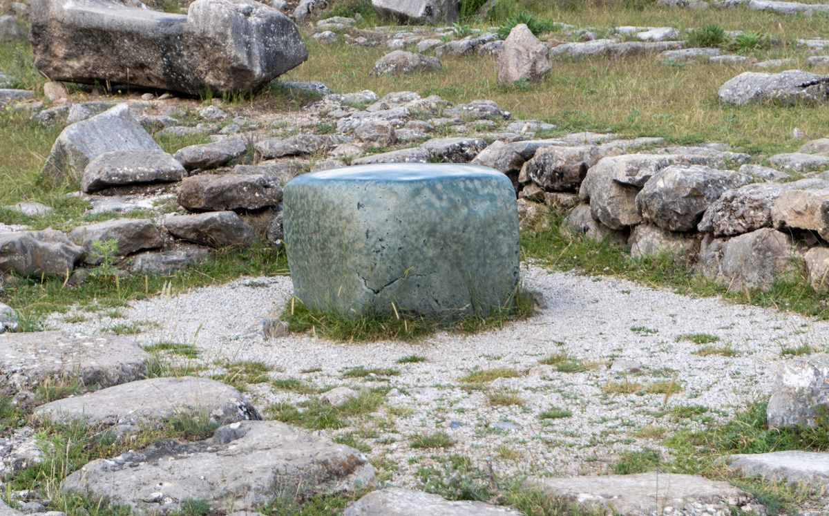Hattuşa, Mysterious green nephrite cube, about a meter on a side