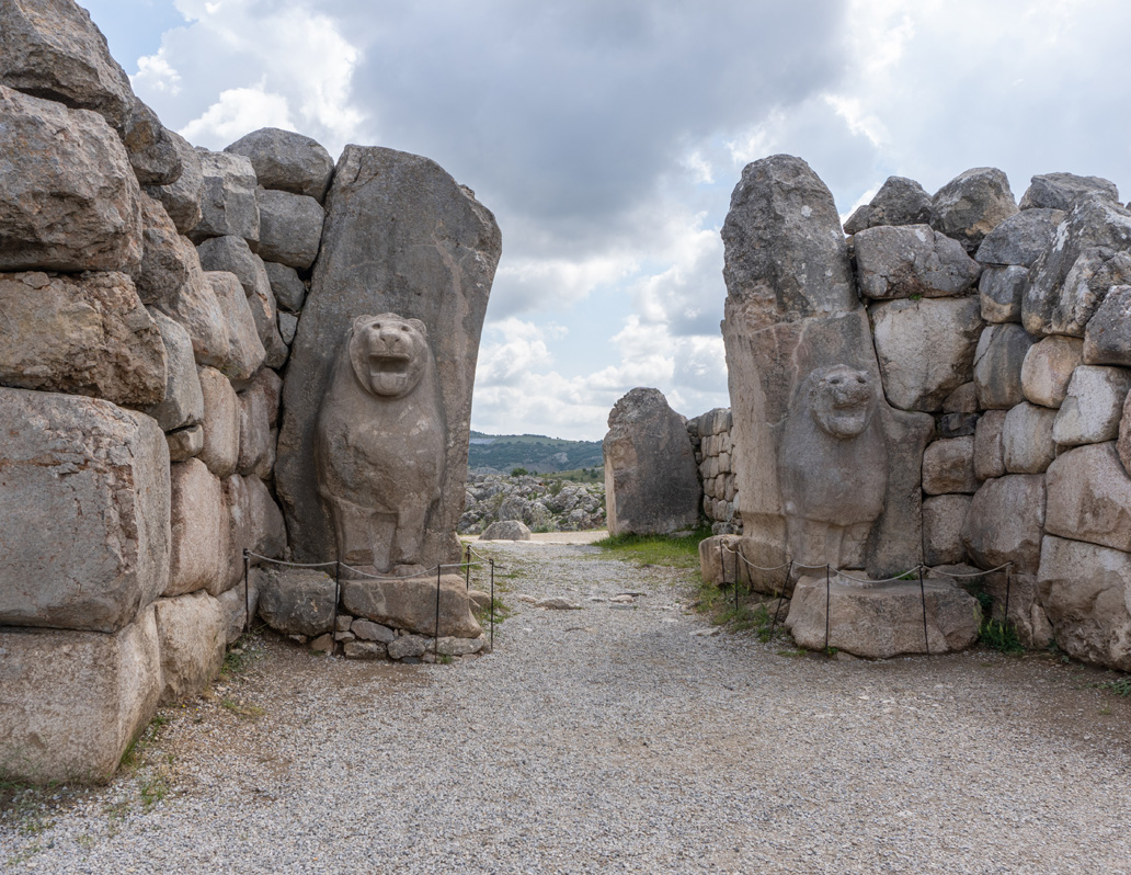 Hattuşa, Lion Gate Left lion an imaginative reconstruction, right lion is a replica.