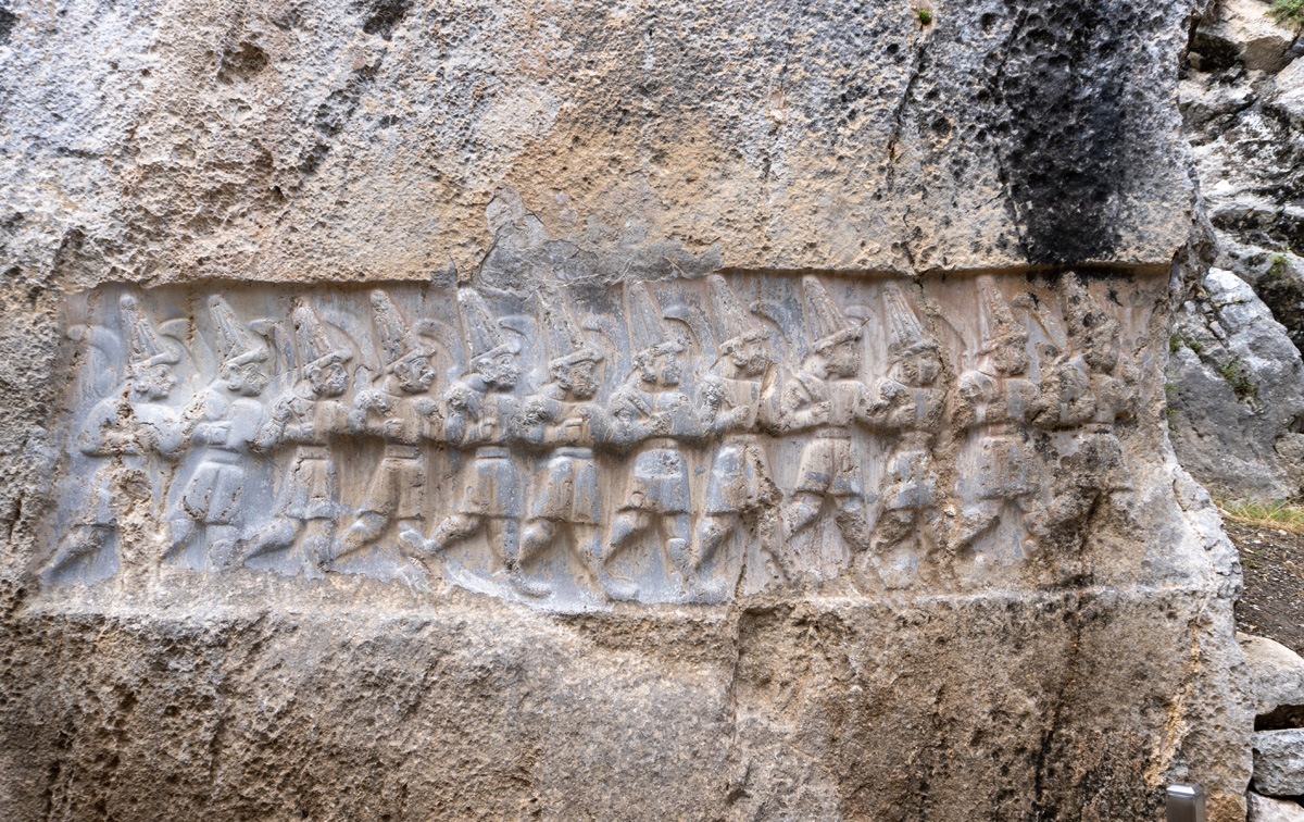 Yazılıkaya, A line of pointy-capped gods